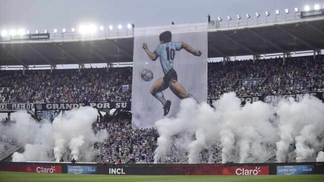 El banderón con la imagen de Diego Maradona en el estadio Kempes durante el minuto 10 del partido que jugaron Talleres y Huracán. (Facundo Luque)