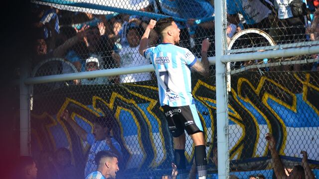 Con goles de Francisco Aman y el Colo Acosta, Racing de Nueva Italia se ilusiona con subir.