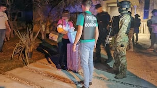 La pareja de "Fito" Macías fue detenida en Córdoba. (Gentileza vecinos de Valle del Golf)