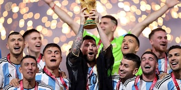 Lusail (Qatar), 18/12/2022.- Lionel Messi of Argentina lifts the trophy after Argentina won the FIFA World Cup 2022 Final between Argentina and France at Lusail stadium, Lusail, Qatar, 18 December 2022. (Mundial de Fútbol, Francia, Estados Unidos, Catar) EFE/EPA/Friedemann Vogel