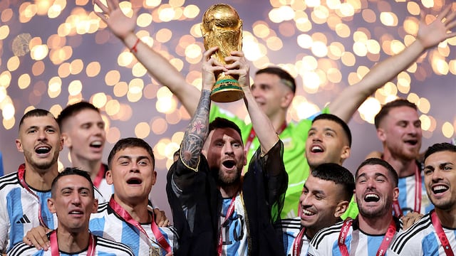 Lusail (Qatar), 18/12/2022.- Lionel Messi of Argentina lifts the trophy after Argentina won the FIFA World Cup 2022 Final between Argentina and France at Lusail stadium, Lusail, Qatar, 18 December 2022. (Mundial de Fútbol, Francia, Estados Unidos, Catar) EFE/EPA/Friedemann Vogel