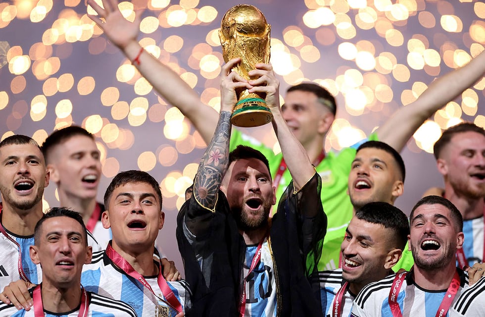 El abrazo eterno entre Lionel Messi y sus hijos tras consagrarse campeón del Mundo con la Selección Argentina