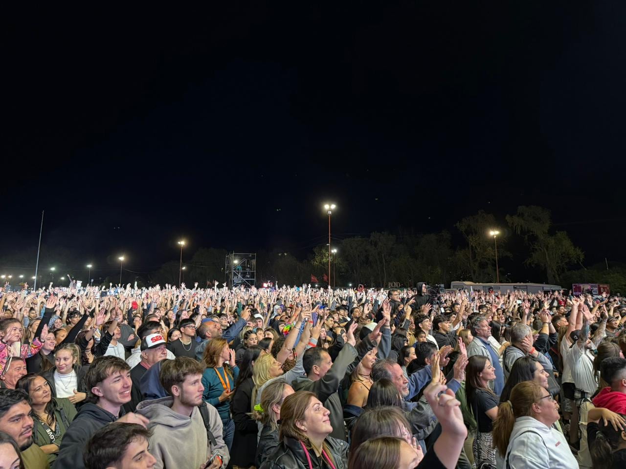 La banda cordobesa Los Caligaris fue una de las grandes atracciones de la Fiesta de la Primavera en la costanera del lago San Roque.