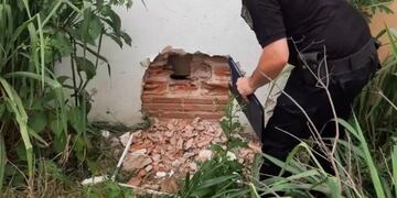 Hacía un boquete para entrar a robar y fue sorprendido por los dueños.