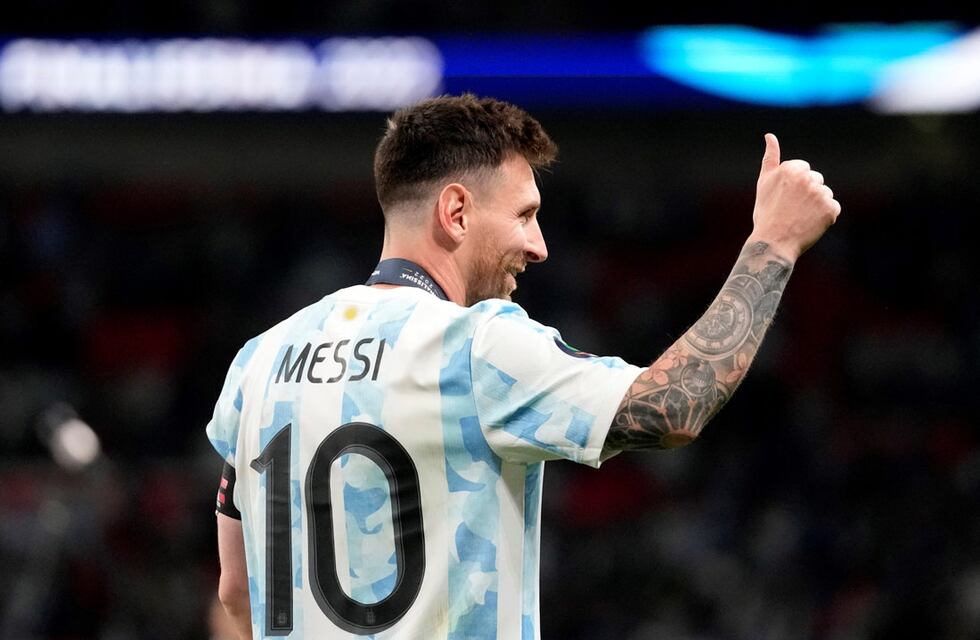Mundial de Qatar 2022: le salió la figurita de Lionel Messi y empezó a correr por toda la casa