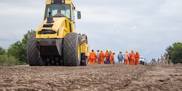 Con puente nuevo, rotonda y 14,2 km recuperados, la obra consolida la decisión oficial de priorizar la red vial del interior con inversiones propias.