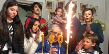 Emilia Pérez fue vacunada contra el coronavirus el mismo día que cumplió 100 años.