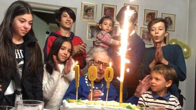 Emilia Pérez fue vacunada contra el coronavirus el mismo día que cumplió 100 años.