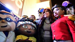 Cristina Kirchner con los personajes de Pakapaka.