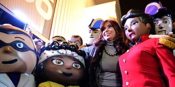 Cristina Kirchner con los personajes de Pakapaka.