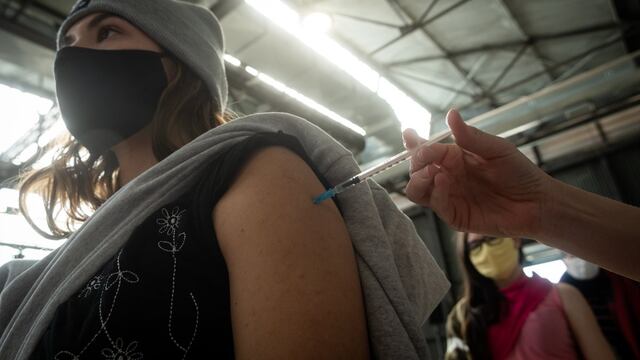 Mendoza 15 de julio de 2021 
Vacunación
Victoria Casabene mayor de 18 años es vacunada en la Nave Cultural
Nadal pidió “por favor” a los mendocinos que se vacunen para evitar o contener un tercer rebrote.
Foto: Ignacio Blanco / Los Andes