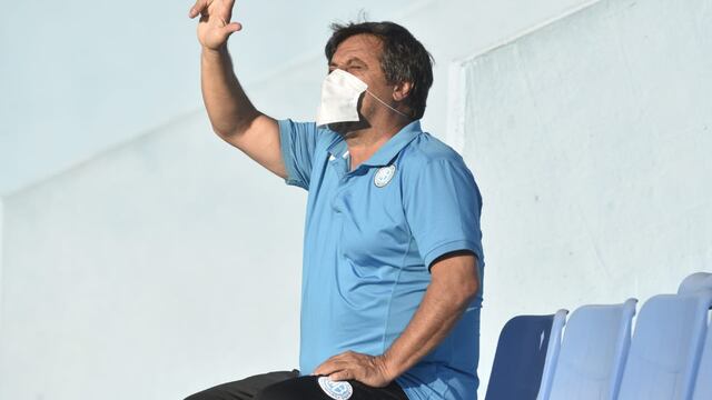 Desde la Cuellar Baja, el DT dio indicaciones casi como si estuviera en el banco.