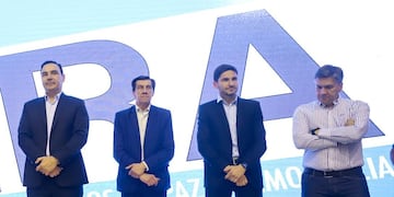 Gustavo Valdés, Carlos Sadir, Maximiliano Pullaro y Leandro Zdero acompañaron al presidente partidario Gerardo Morales en la presentación de la campaña en homenaje a Raúl Alfonsín.