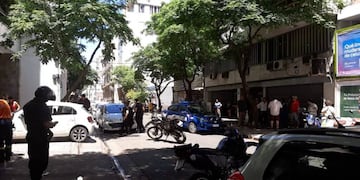 La víctima del asalto logró escapar hacia el edificio una vez que bajó del Volkswagen Gol blanco.