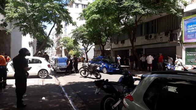 La víctima del asalto logró escapar hacia el edificio una vez que bajó del Volkswagen Gol blanco.