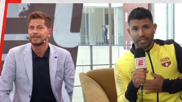 El Kun chicaneó a Vignolo con los colores de la campera del Barcelona, haciendo alusión acerca de qué cuadro sería el periodista.