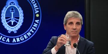 Luis Caputo contra de los intendentes.