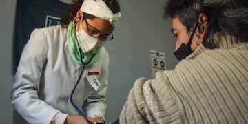 Los estudiantes atienden a quienes lo deseen y asistan a vacunarse contra el Covid-19 en la ex Dinaf en Godoy Cruz. Gentileza MGC