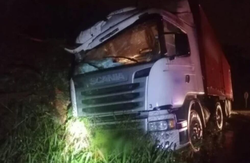 Accidente vial en Guaraní: un camión despistó y su conductor logró salir ileso