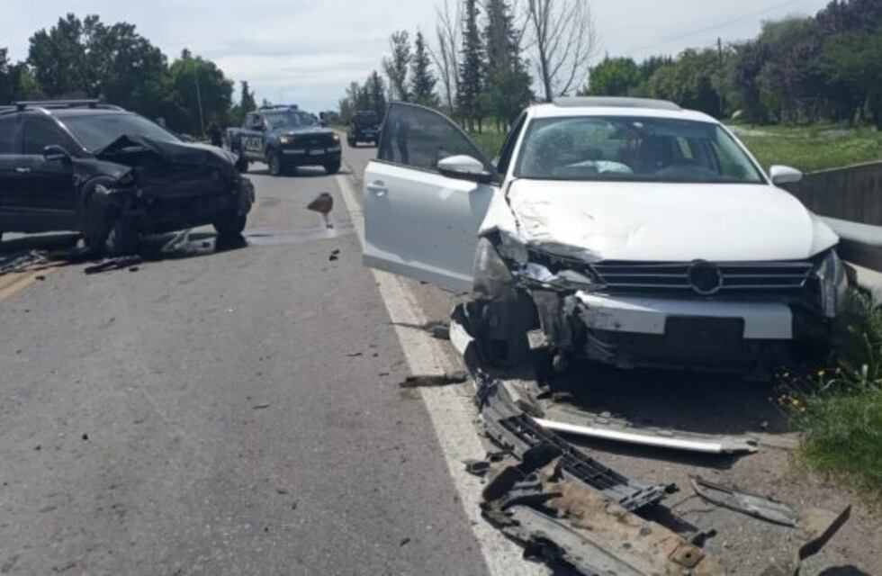Impactante choque entre dos vehículos en la ruta 40