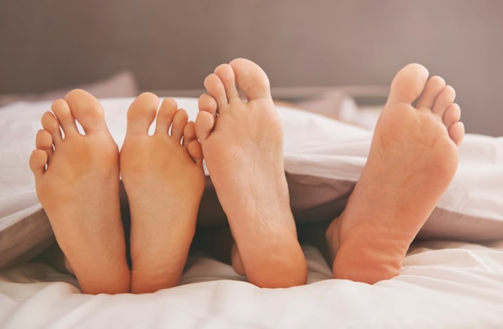 Es hombre, vende fotos de sus pies en Onlyfans y gana casi 3 mil dólares al mes