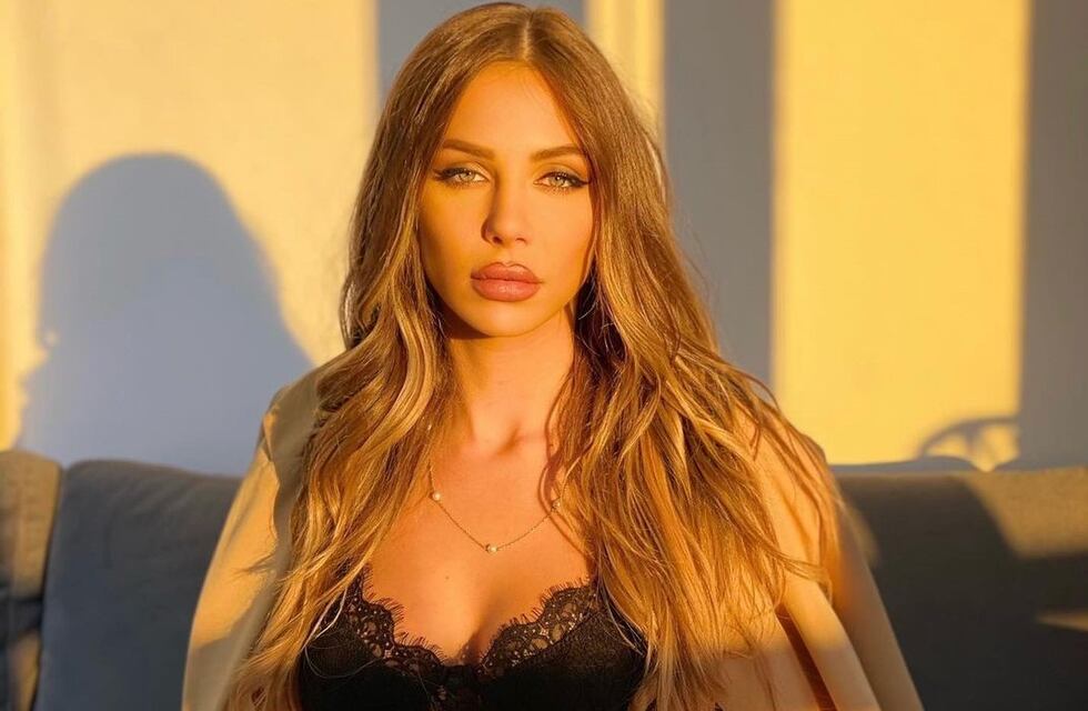 Romina Malaspina posó con un micro top “con ventanita” y a puro brillo