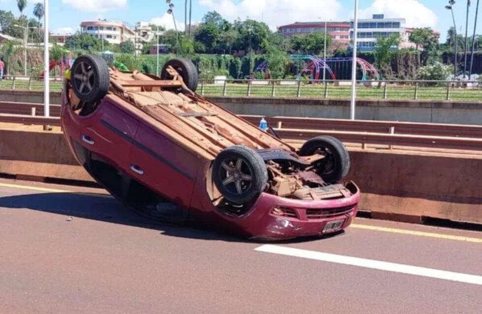 Triple choque y vuelco en la Costanera de Posadas terminó con un herido