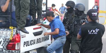 Policías de Bolivia detienen a un manifestante durante enfrentamientos entre ciudadanos afines al gobierno del presidente de Bolivia, Luis Arce, y opositores, este lunes, durante la primera jornada de paro indefinido, en Santa Cruz (Bolivia).
