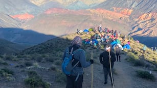 Una cruz, las montañas, el silencio, los peregrinos. Un encuentro con la fe, en las alturas de Punta Corral.