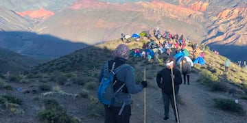 Una cruz, las montañas, el silencio, los peregrinos. Un encuentro con la fe, en las alturas de Punta Corral.