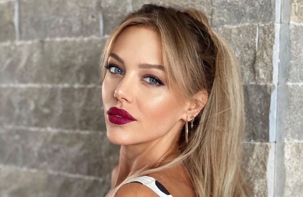 En microbikini rosa y un top strapless, Evangelina Anderson conquista el verano argentino