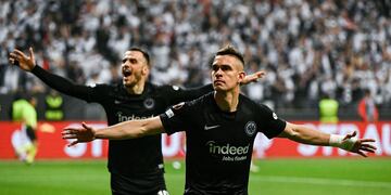 Rafael Santos Borré anotó un gol en el triunfo del Eintracht Frankfurt ante el West Ham.