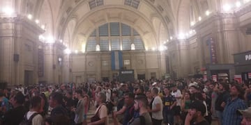 Gran cantidad de usuarios varados a la espera de la reanudación del servicio en la estación de Constitución.