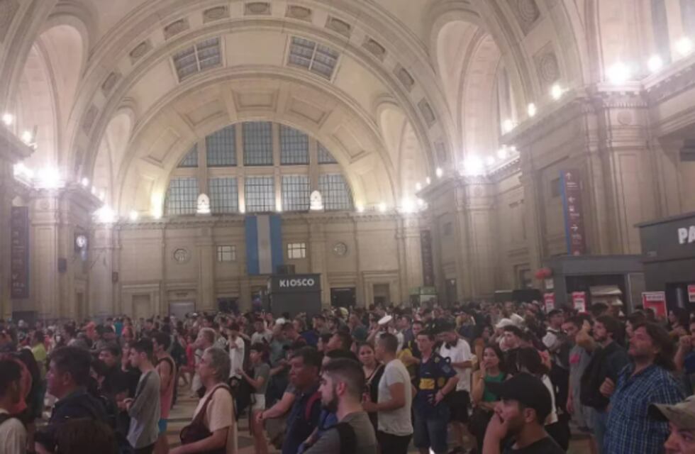 Caos y paro de trenes en Constitución: hubo cortes en las vías y miles de usuarios se vieron perjudicados para volver a sus hogares