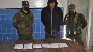 Apremiado por las señales de alerta dadas por el can antinarcóticos, el individuo terminó confesando que llevaba cocaína en su cuerpo.