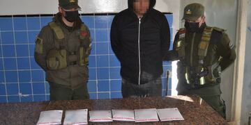 Apremiado por las señales de alerta dadas por el can antinarcóticos, el individuo terminó confesando que llevaba cocaína en su cuerpo.