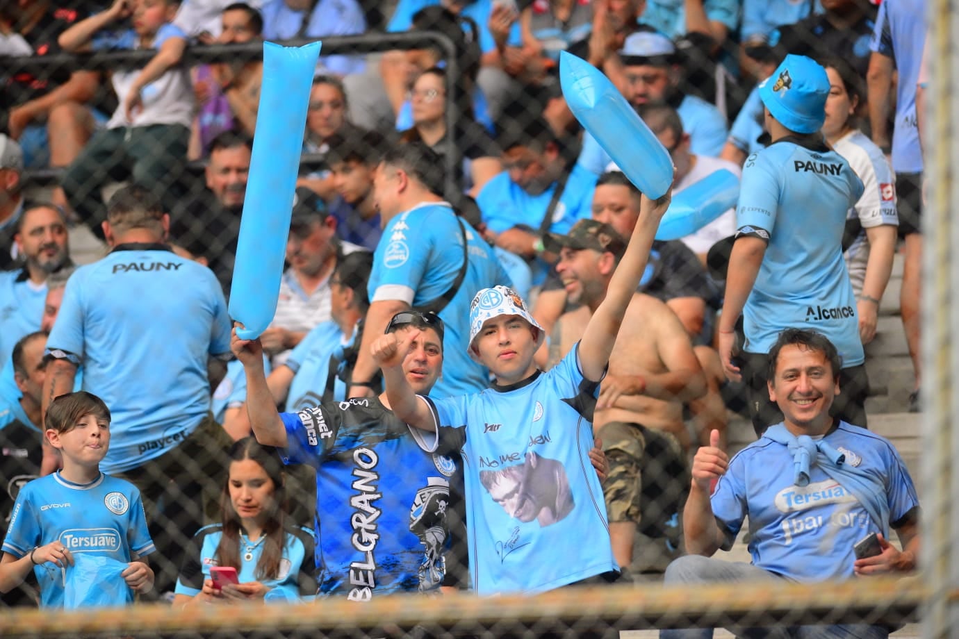 Los hinchas de Belgrano acompañaron en San Luis. (José Gabriel Hernández / La Voz).