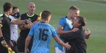 Tumultuosa. La salida del técnico de Belgrano comenzó aquella tarde del bochorno en Barracas.