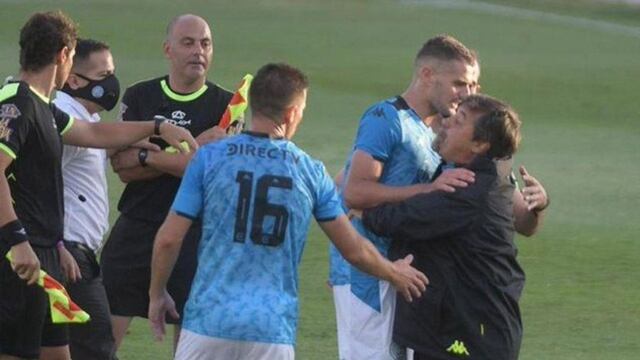 Tumultuosa. La salida del técnico de Belgrano comenzó aquella tarde del bochorno en Barracas.
