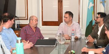 Mauricio Davico, Intendente de Gualeguaychú y representantes de la Asociación de Trabajadores del Estado Gualeguaychú.