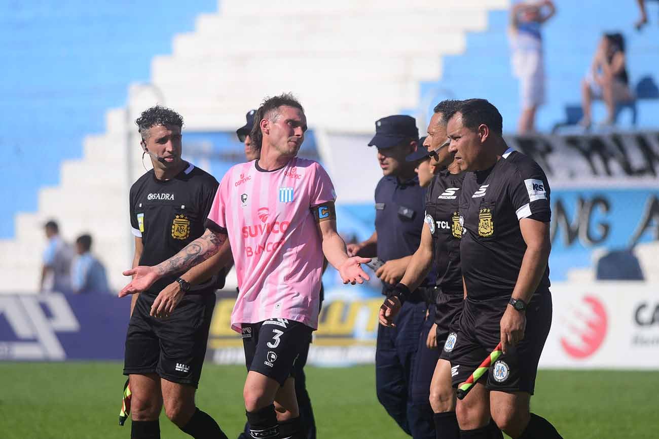 Racing de Nueva Italia  recibe a Gimnasia y Tiro de Salta por la fecha 34 del torneo en el estadio Miguel Sancho.  (José Gabriel Hernánez / La Voz)