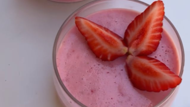 Cómo hacer un postre helado de frutillas ideal para el verano.