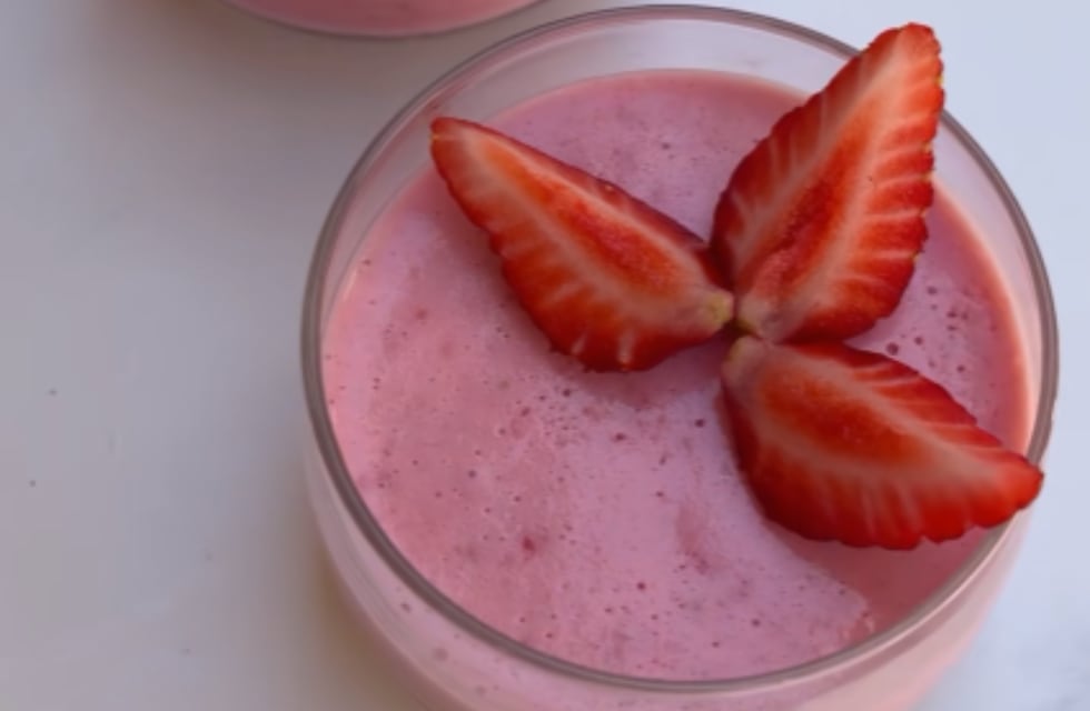 Cómo hacer un postre helado de frutillas súper cremoso con solo 4 ingredientes: la receta saludable para los días de calor