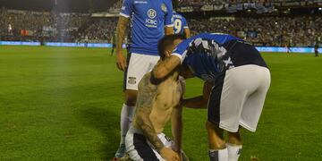 El desaforado festejo de Michael Santos para el 1 a 0 de Talleres, derecho a la final (José Gabriel Hernández / La Voz).