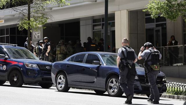Efectivos policiales en el lugar de los hechos. Foto: EFE.