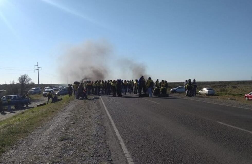 Pescadores cortaron la Autopista Rosario-Santa Fe por la veda en el río Paraná