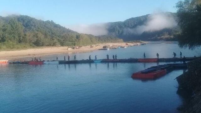 Puente de gomones en la frontera argentino boliviana