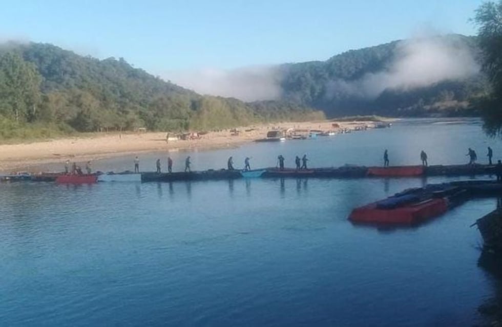 Construyeron un puente de gomones para cruzar la frontera argentino boliviana desde Salta
