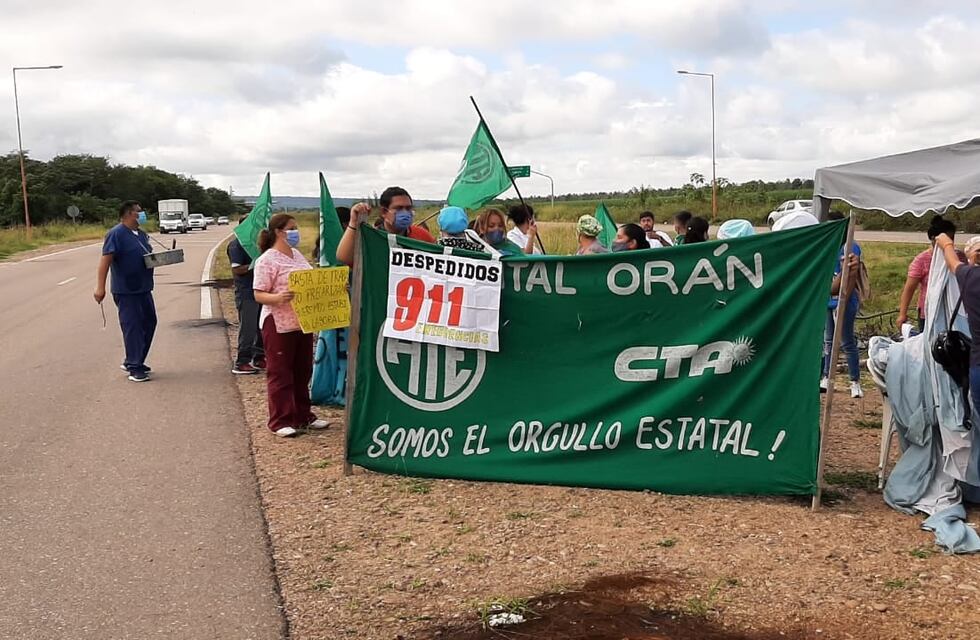Trabajadores de salud cortan el paso en la ruta de ingreso a Orán y piden mejoras laborales