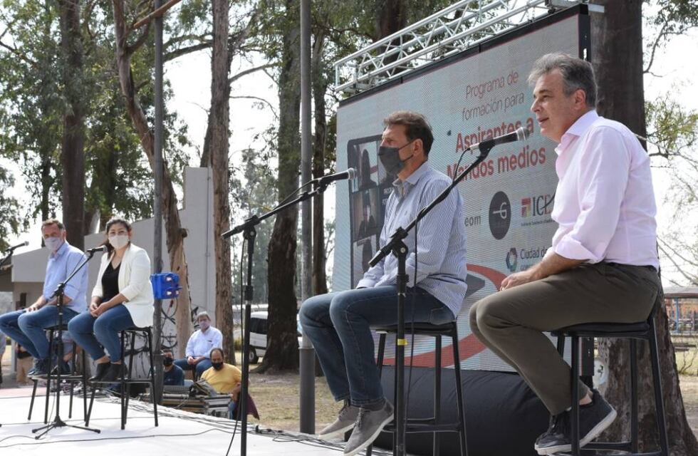 Más de un centenar de egresados en el curso de mandos medios